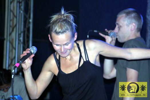 Mono + Nikitaman (D) with The House Of Riddim Band - Conne Island, Leipzig 15. Mai 2005 (9).jpg